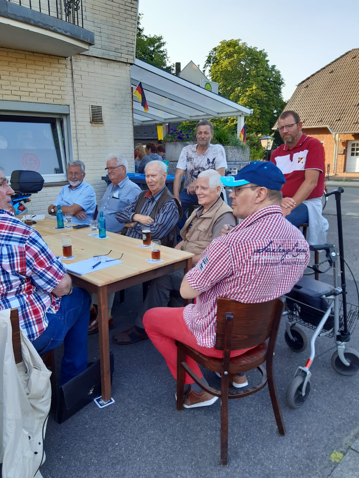VersammlungBeiBillyNotbehelf_01.jpeg