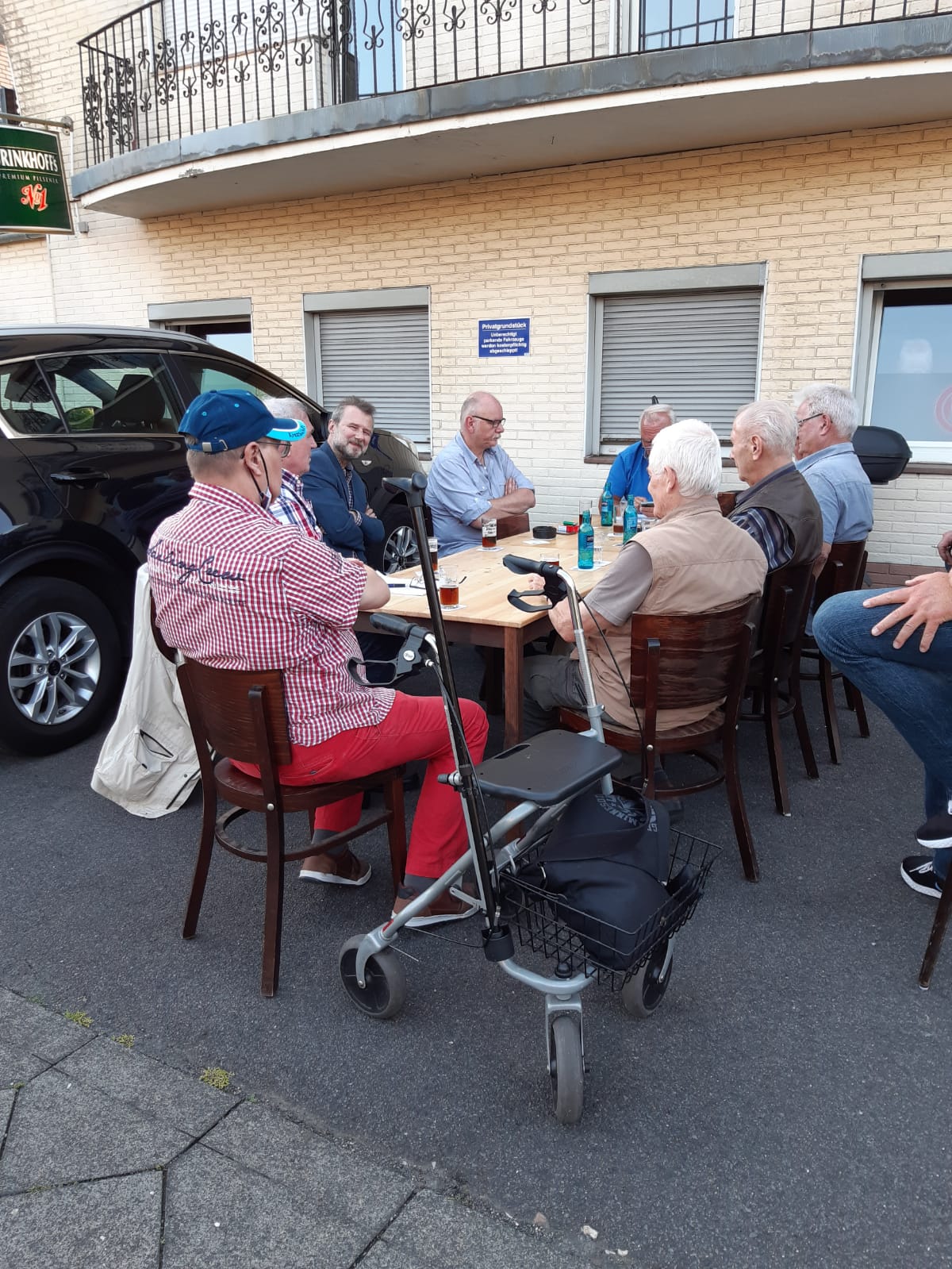 VersammlungBeiBillyNotbehelf_02.jpeg