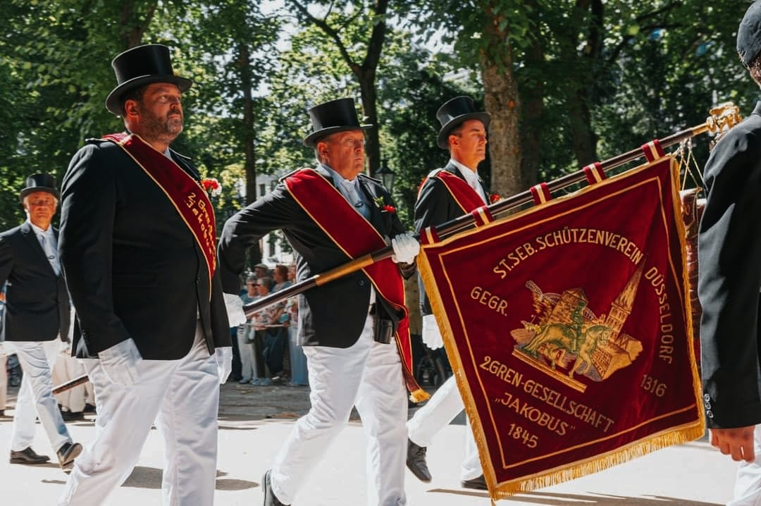KirmesSonntag_02_Parade_Fahnengruppe.jpeg